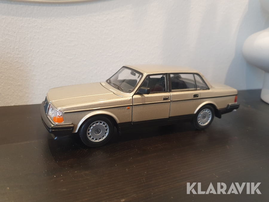 Modellbil Volvo 240 4-dörrar