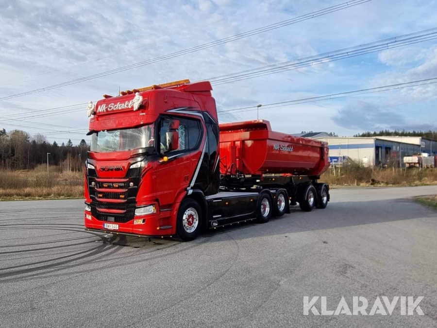 Dragbil Scania med släp Zorzi