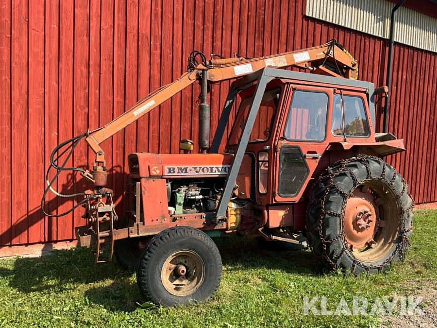 Traktor Volvo BM 650 med timmerkran