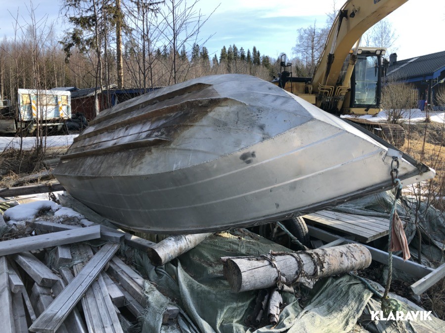 Båt  Älmsta Alubåtar  med åror och årtullar 