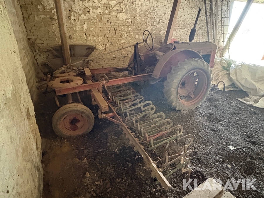 Veterantraktor Volvo med radhacka