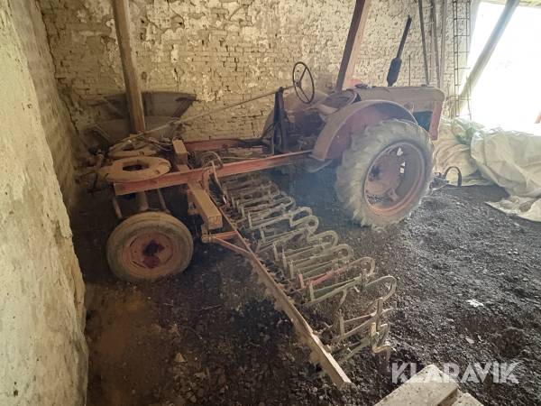 Veterantraktor Volvo med radhacka
