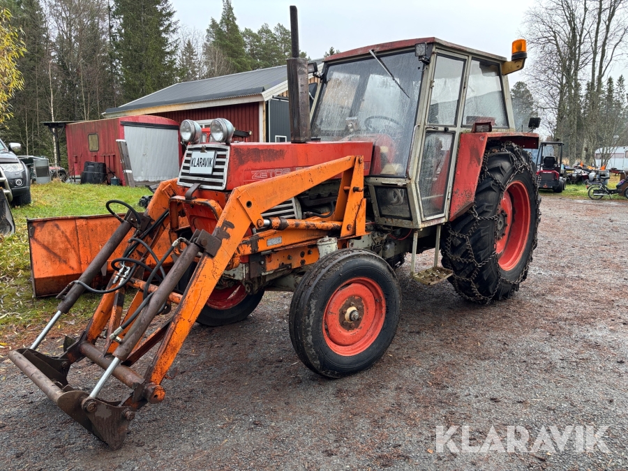 Traktor Zetor 8011 med snöslunga
