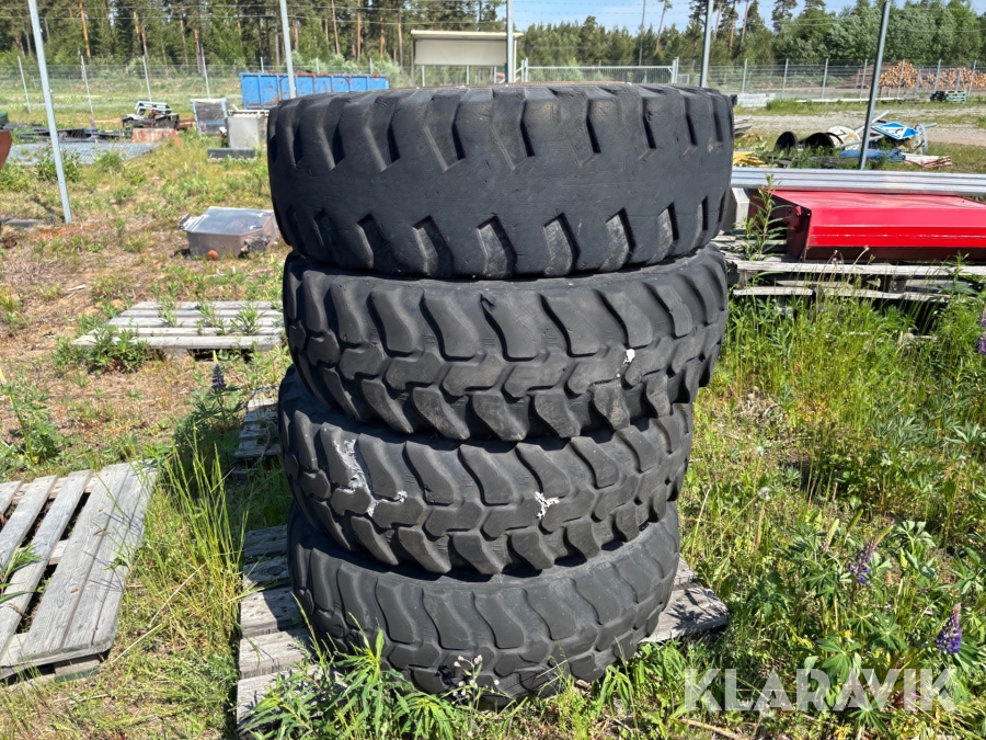 Entreprenaddäck på fälg Michelin 335/80R20 4st