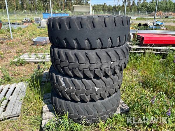 Entreprenaddäck på fälg Michelin 335/80R20 4st