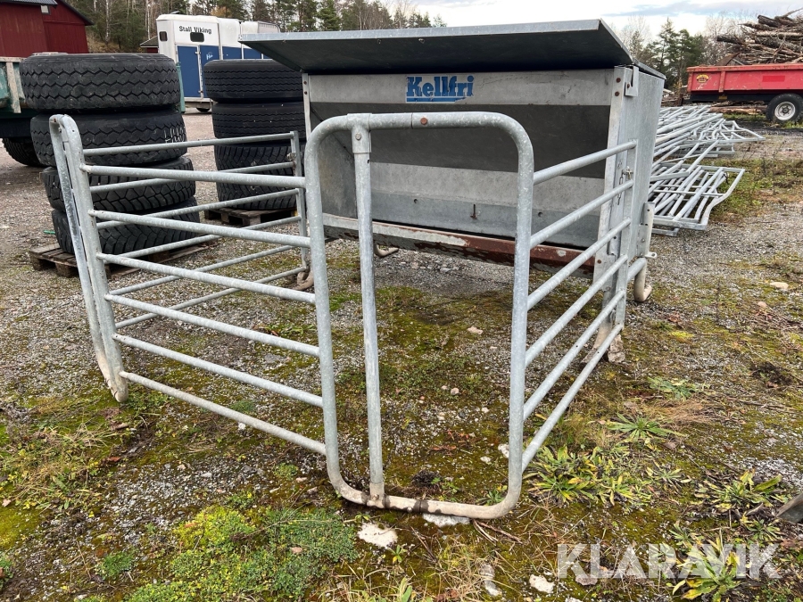 Foderhäck/ foderautomat med kalvsluss