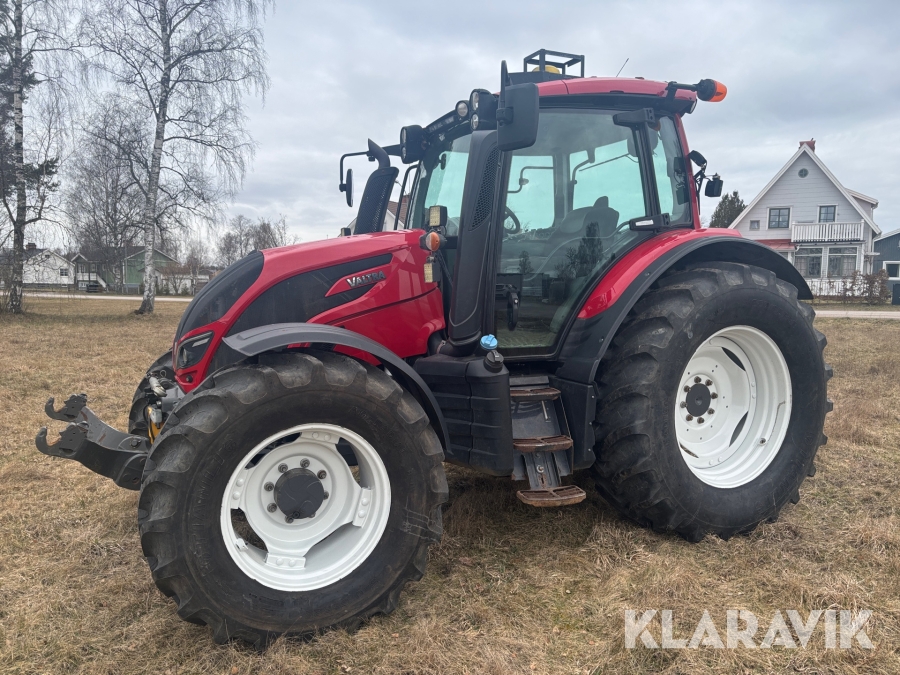 Traktor Valtra N174 med frontlyft