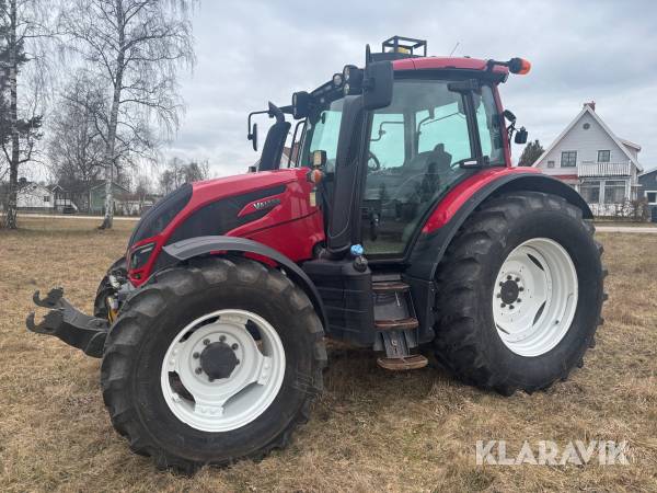 Traktor Valtra N174 med frontlyft