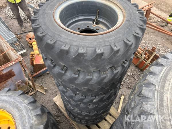 Entreprenaddäck till hjulgrävare Mitas 8.25-20 med fälg 4st par