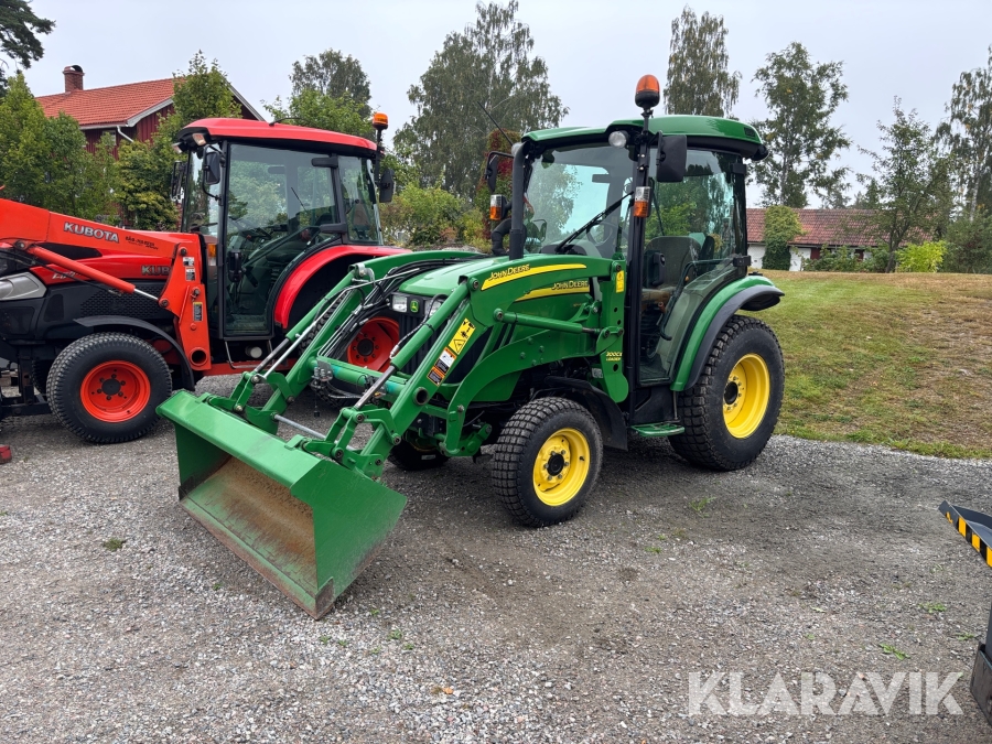 Traktor John Deere 3720 med snöutrustning