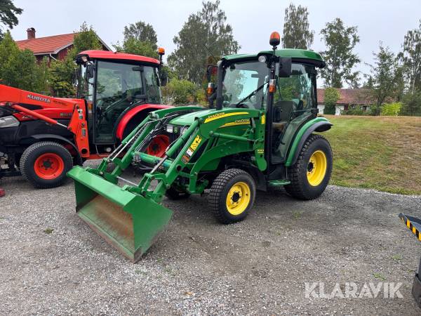 Traktor John Deere 3720 med snöutrustning