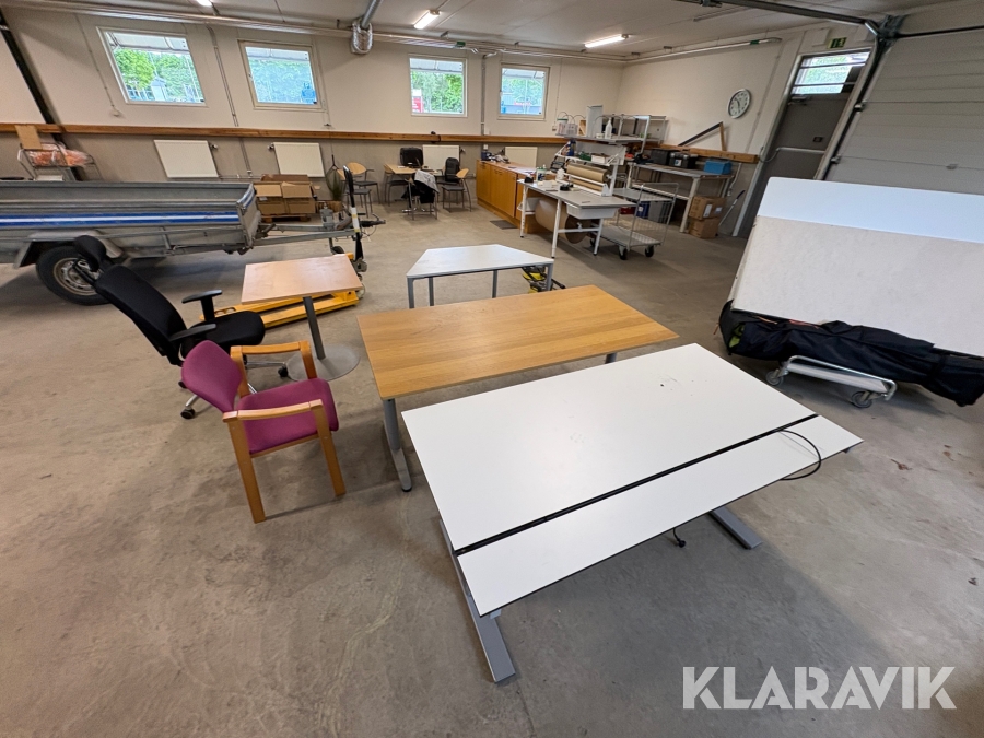 Parti med kontorsbord och stolar