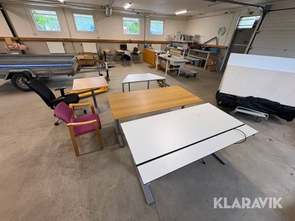 Parti med kontorsbord och stolar