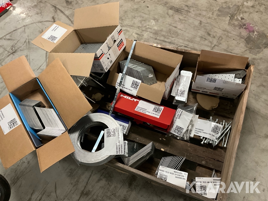 Infästningsmaterial pall med bland annat skruv, hålplåt, hålband, beslag mm.