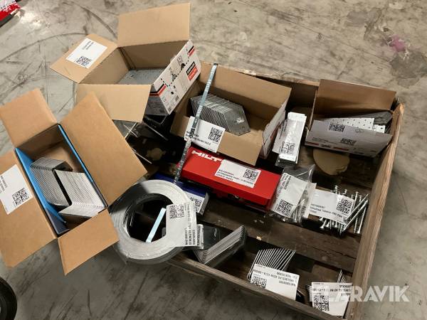 Infästningsmaterial pall med bland annat skruv, hålplåt, hålband, beslag mm.