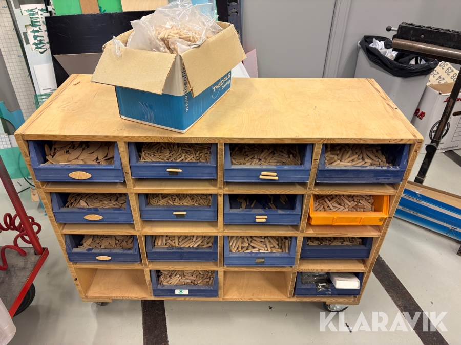 Sortiment med Kex & plugg i hyllsystem