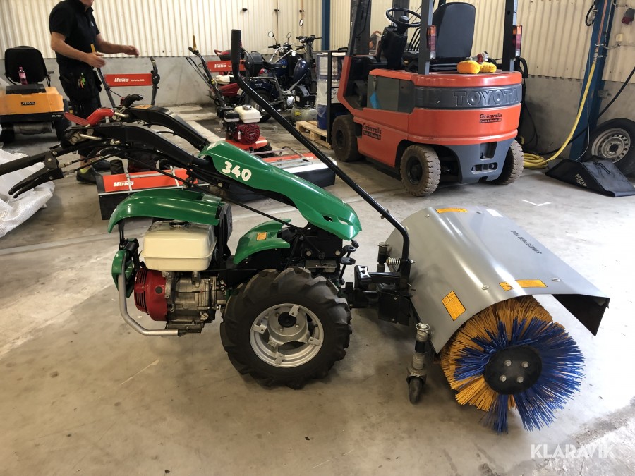 Enaxlad Traktor med sopaggregat Ferrari  MC 340  PS 