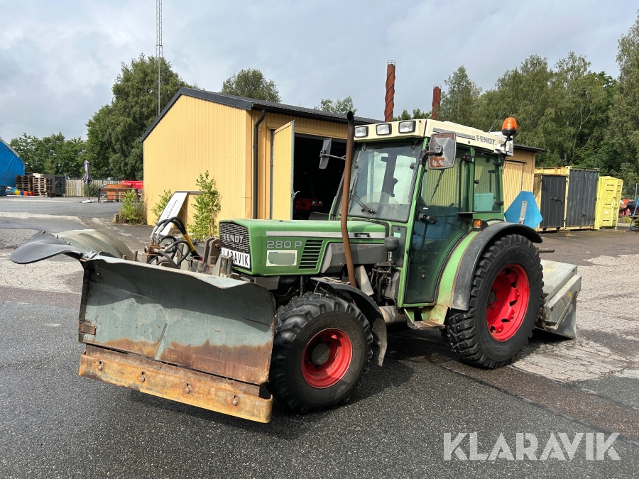 Traktor Fendt 280 P med plog och spridare
