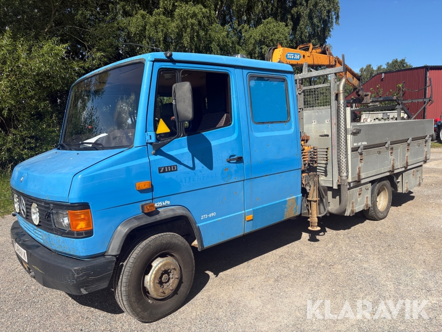 Lastbil Mercedes Benz 711D med Tico kran
