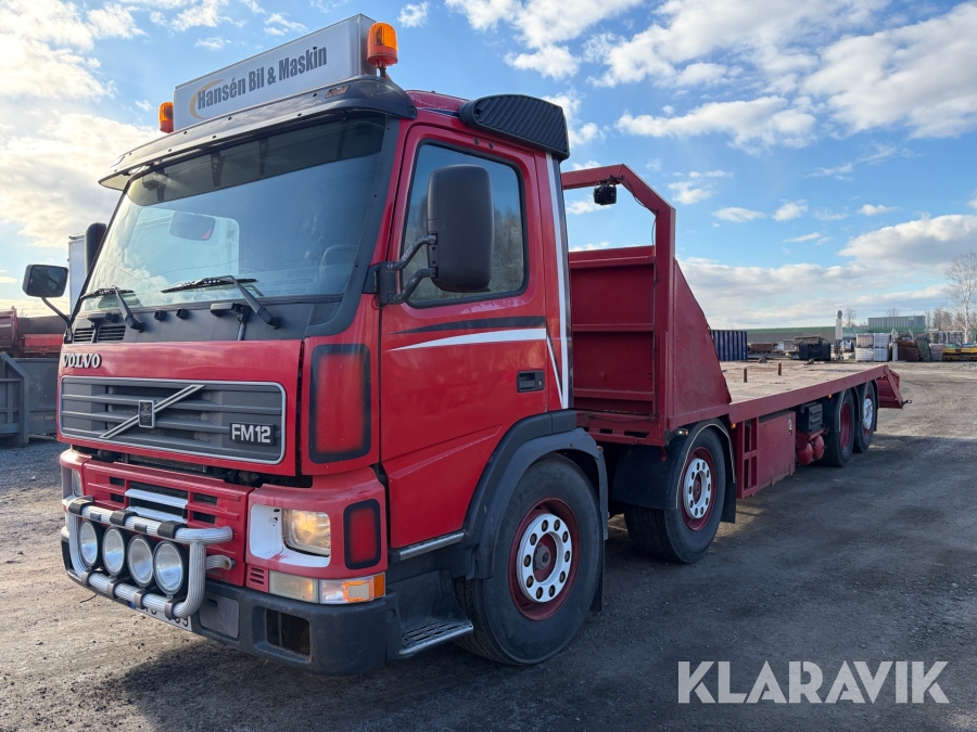 Lastbil Volvo FM12 med maskinflak