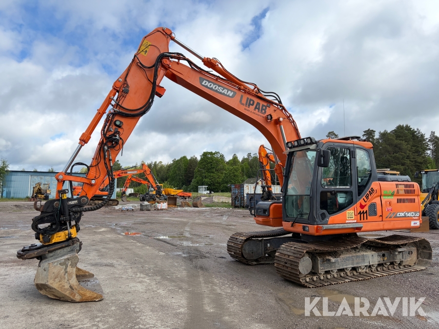 Grävmaskin Doosan DX 140LC-3 med tiltrotator och planeringsskopa