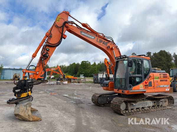Grävmaskin Doosan DX 140LC-3 med tiltrotator och planeringsskopa