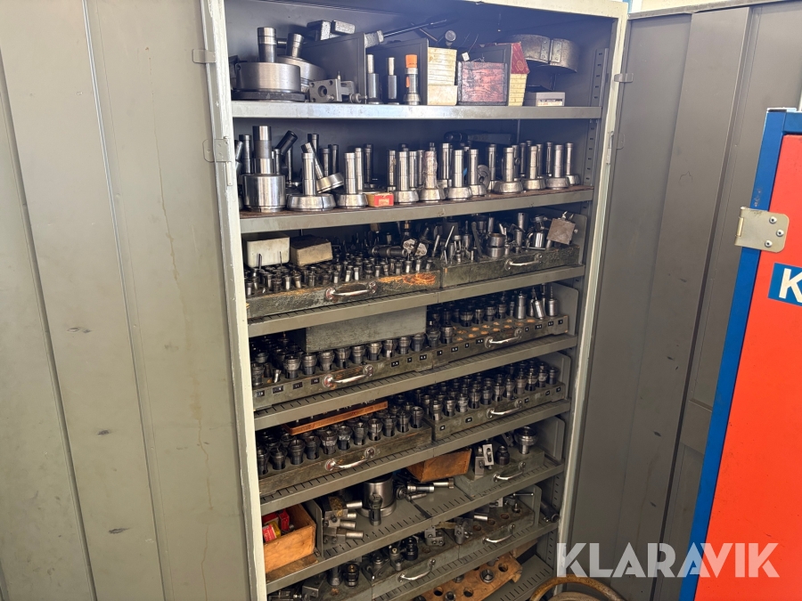 Plåtskåp 2st med diverse hylsor och verktyg
