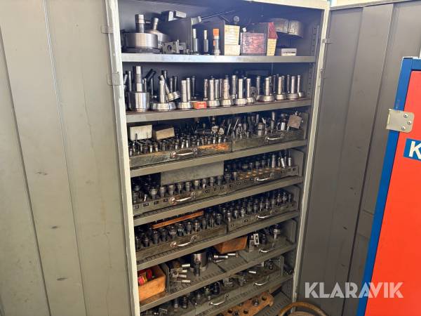 Plåtskåp 2st med diverse hylsor och verktyg