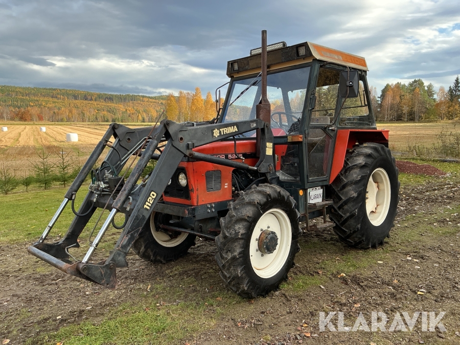 Traktor Zetor 5245 med lastare och redskap