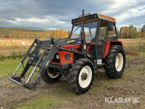 Traktor Zetor 5245 med lastare och redskap