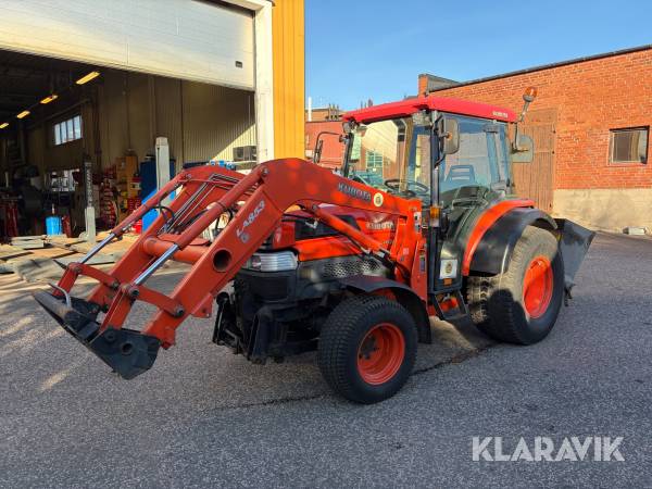 Traktor Kubota L5030F med Sandspridare och Plogblad