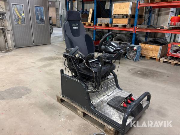 Simulatorstol Tenstar Grävmaskinssimulator med tillhörande dator och Mikrofyn grävsystem