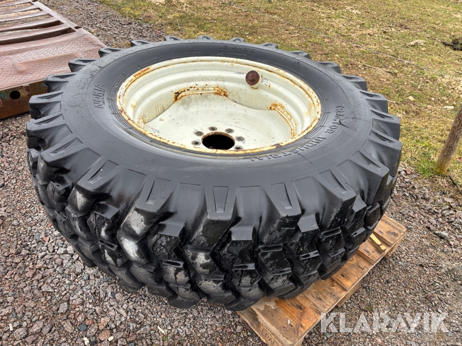 Däck med fälg till traktorgrävare Nokian 18.4-30 1st