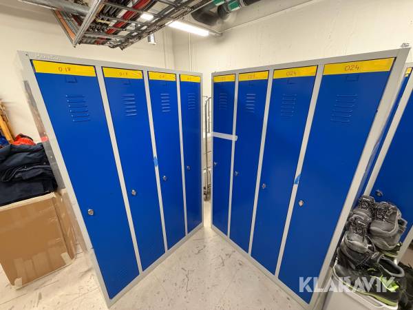 Omklädningsskåp 4 st med tillhörande sittbänk Manutan