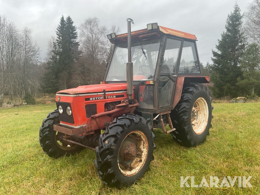 Veterantraktor Zetor 7045 med frontlastare