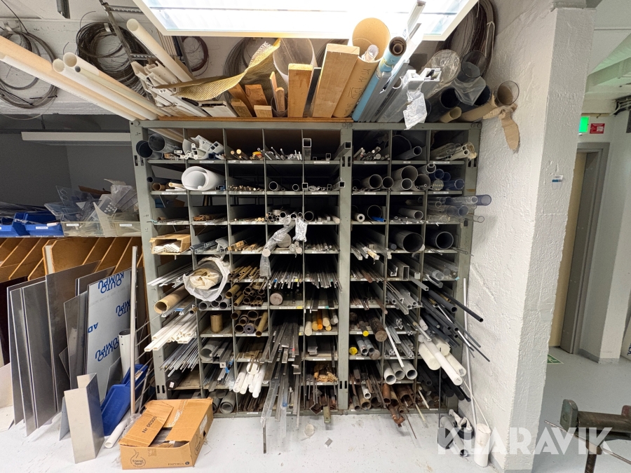 Råvarulager Material så som plast, stål, metall (ädel).