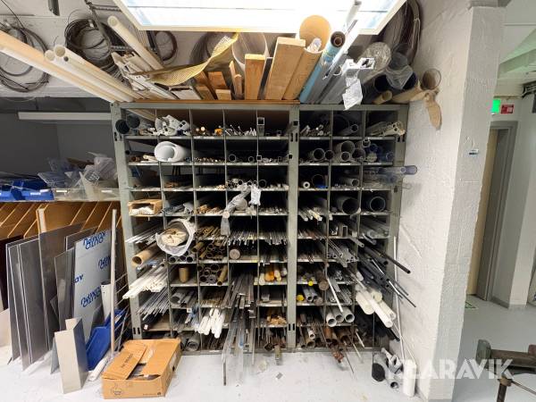 Råvarulager Material så som plast, stål, metall (ädel).