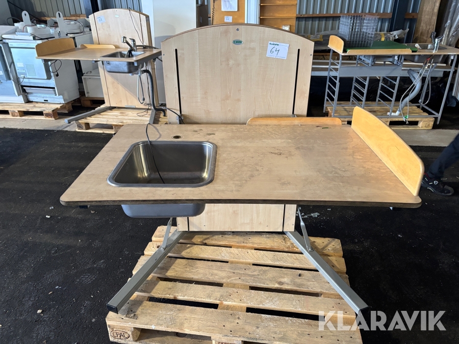 Eldrivet skötbord med tvättho Jeltec Lyfta 120 1st