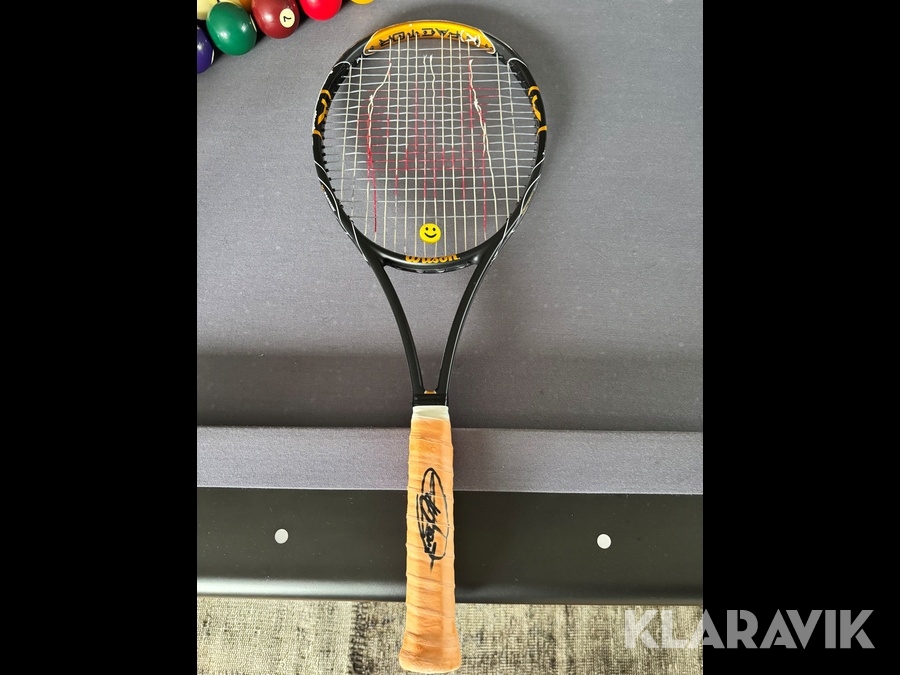 Signerat tennisracket av Novak Djokovic