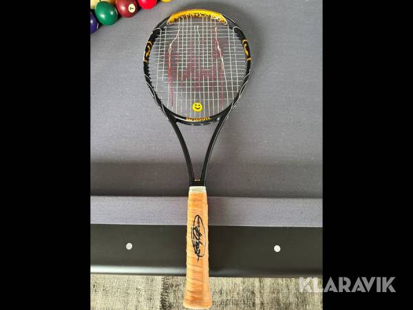 Signerat tennisracket av Novak Djokovic