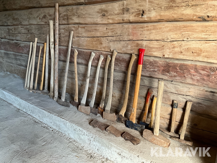 Parti med yxor och yxskaft