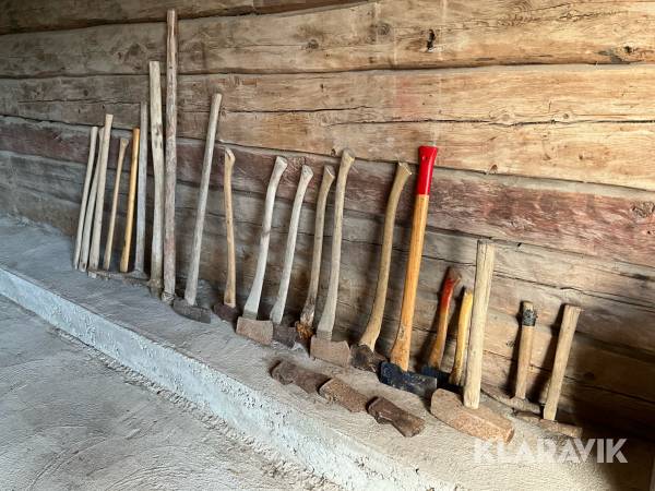 Parti med yxor och yxskaft