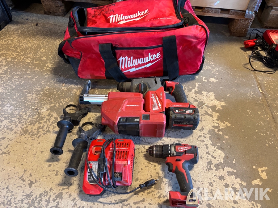 Verktygspaket Milwaukee M18 Borrhammare m utsugsenhet, borrskruvdragare & laddare.