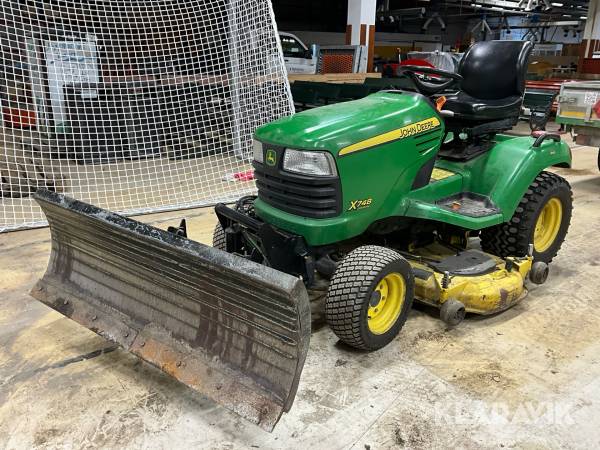 Gräsklippare John Deere X748 med snöplog