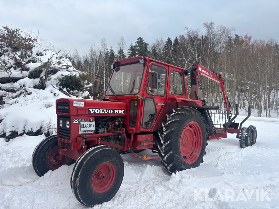 Traktor Volvo BM 2200 med frontlastare och skogskärra med kran