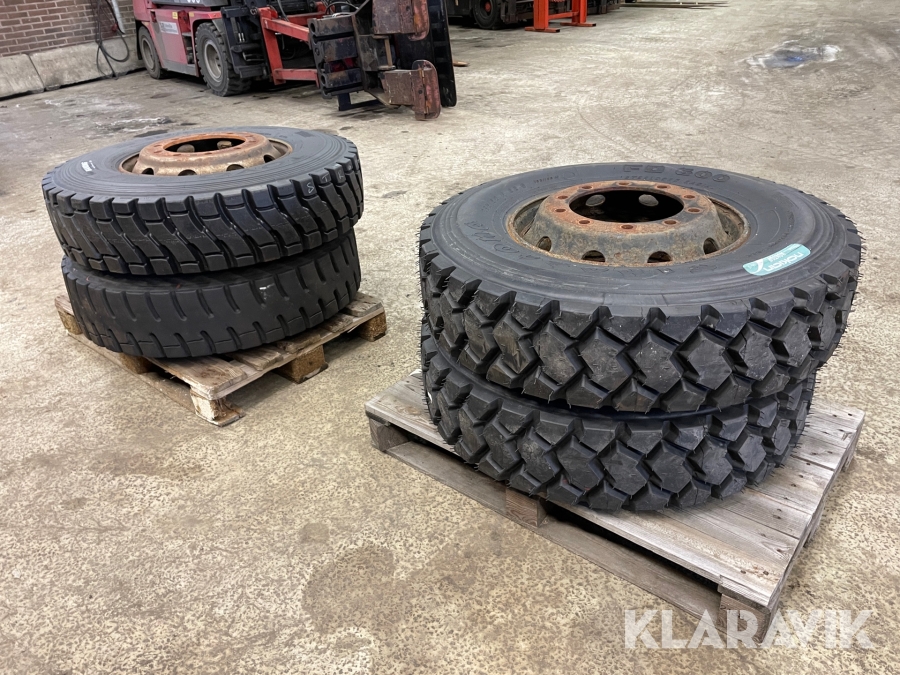 Däck på fälg 4 st