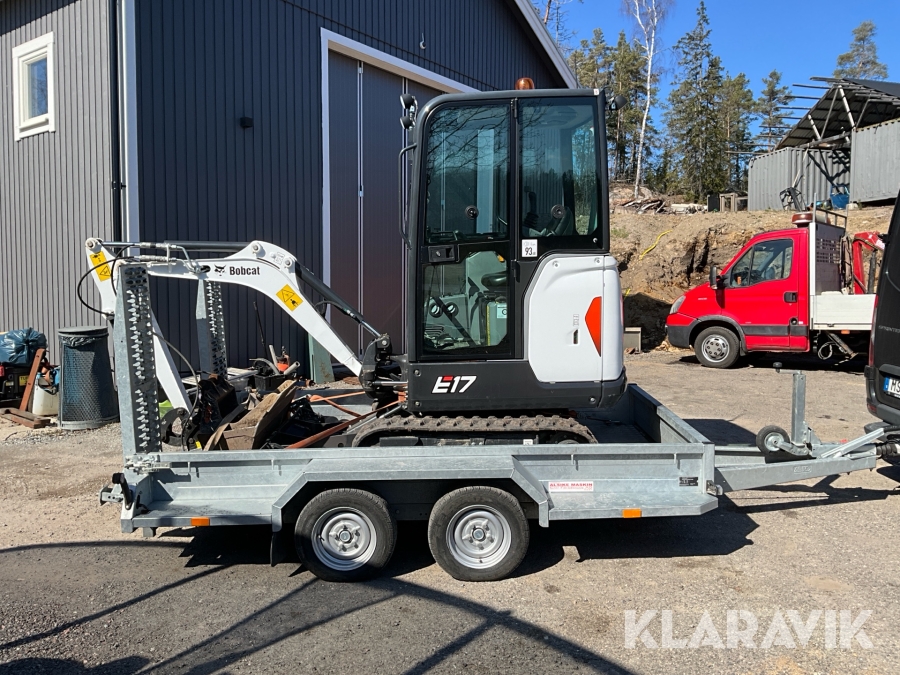 Minigrävare Bobcat E17 med skopor och maskinsläp