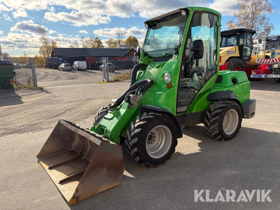 Kompaktlastare Avant 750 med 3 redskap.