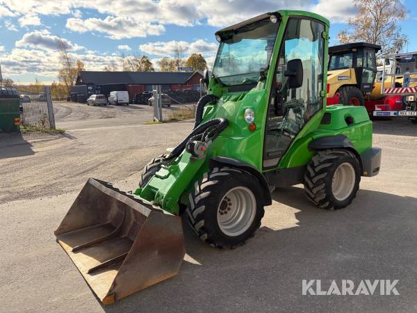 Kompaktlastare Avant 750 med 3 redskap.