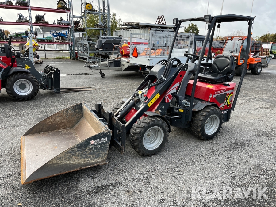 Kompaktlastare Norcar 755XC med skopa och gafflar
